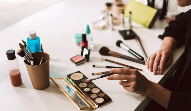 Here is how you can become a professional makeup artist